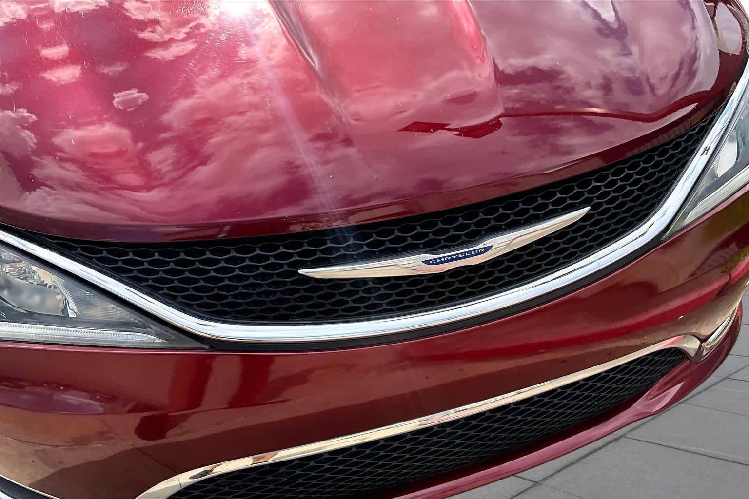 Used 2018 Velvet Red Pearlcoat Chrysler Limited image 28