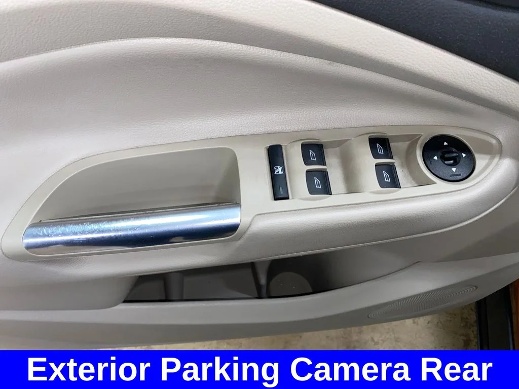 Used 2017 Red Ford SE image 9