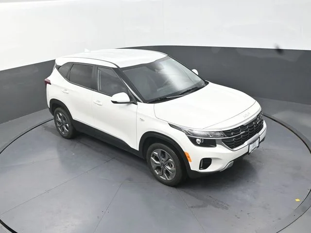 Used 2024 White Kia LX image 11