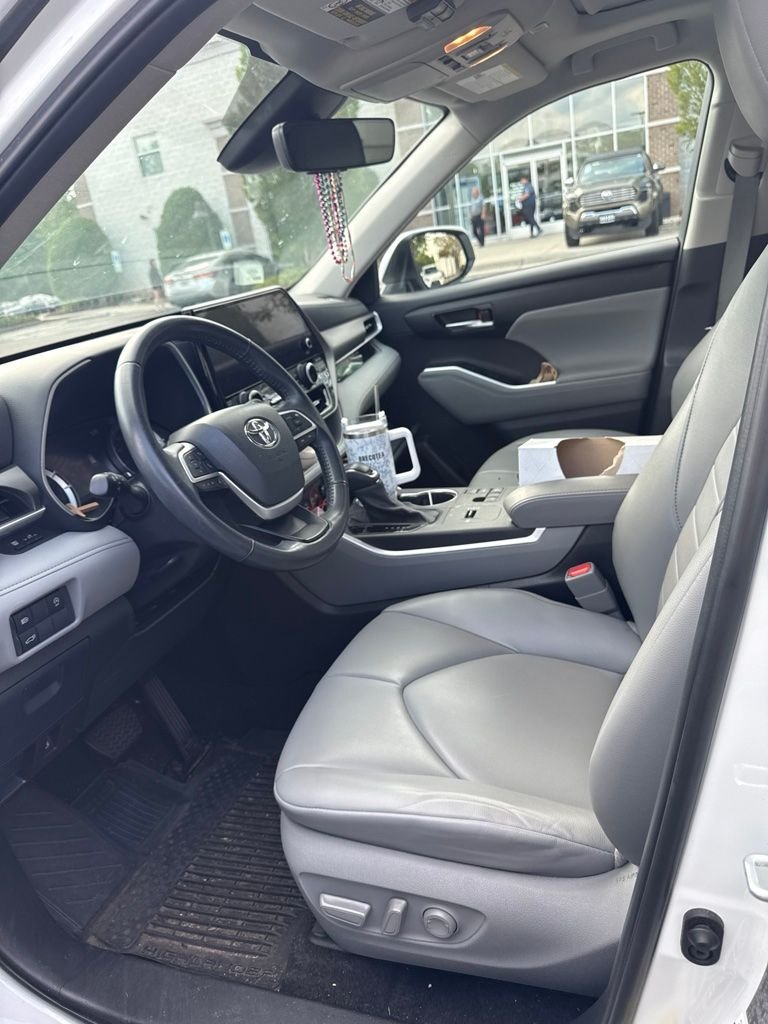 Used 2023 Beige Toyota XLE image 4