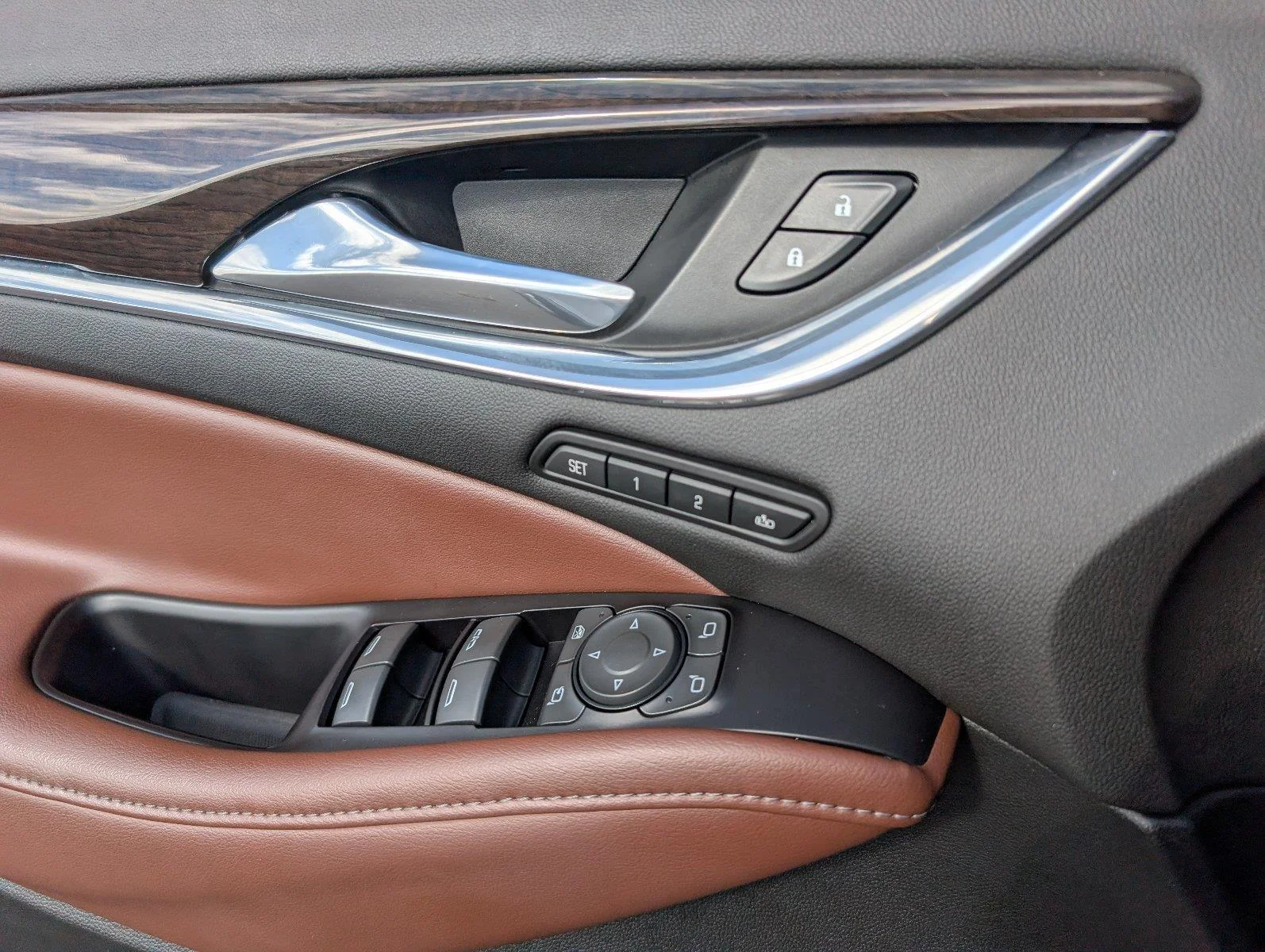 Used 2018 Includes Satin Nickel lower exterior accent color. Buick Avenir image 16