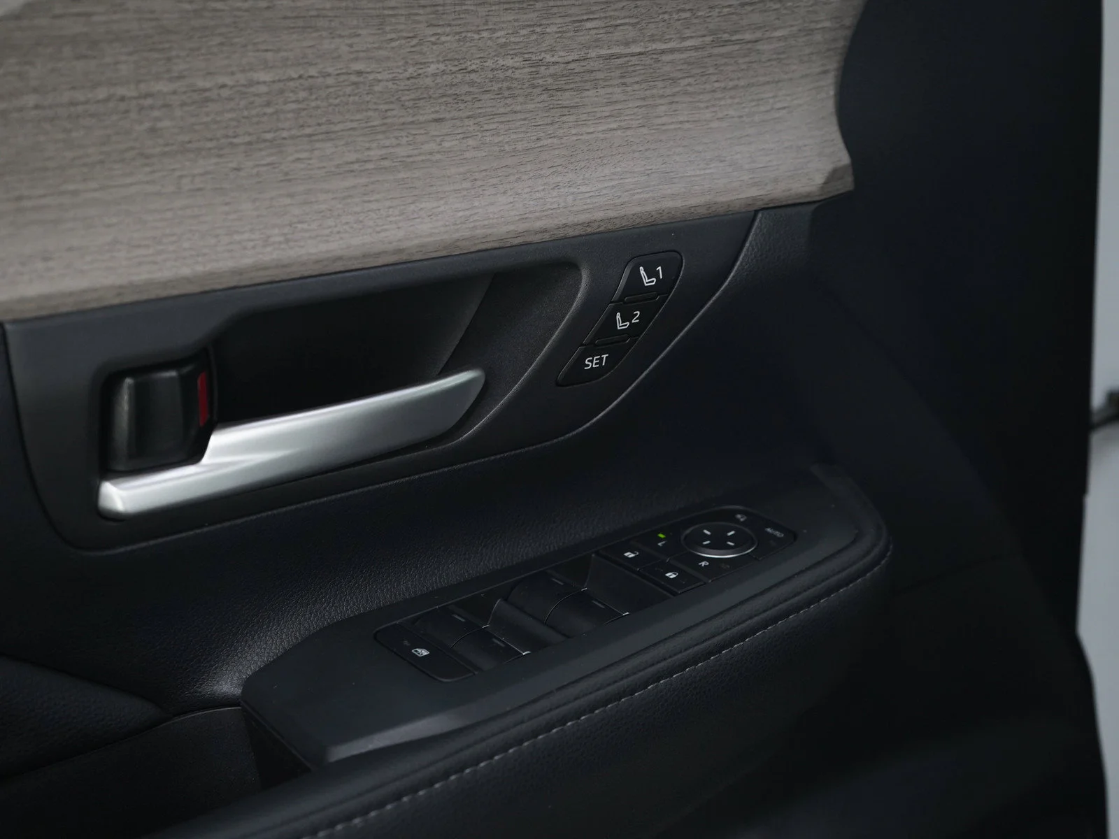 Used 2025  Toyota XLE image 24