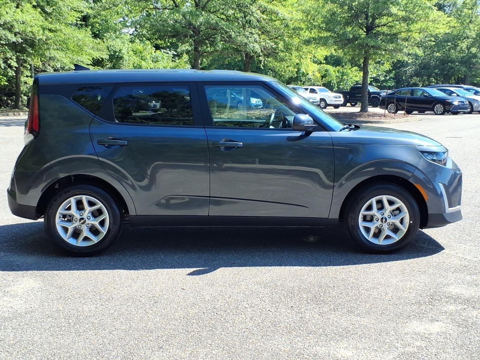 Used 2025  KIA  image 8