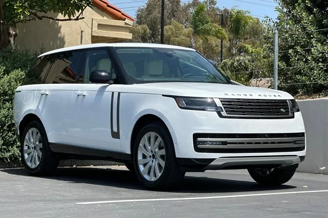 New 2026 Ostuni Pearl White Land Rover SE image 7
