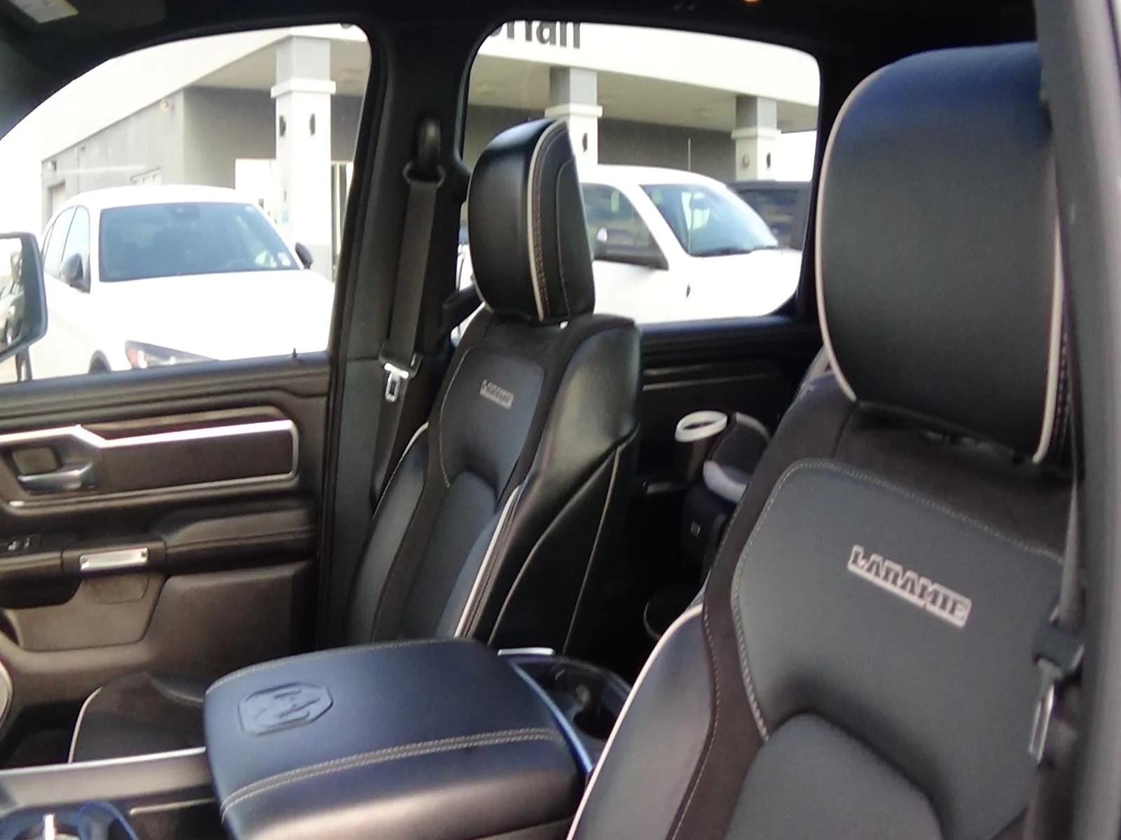 Used 2025 Diamond Black Crystal Pearl Coat (pxj) RAM Laramie image 17
