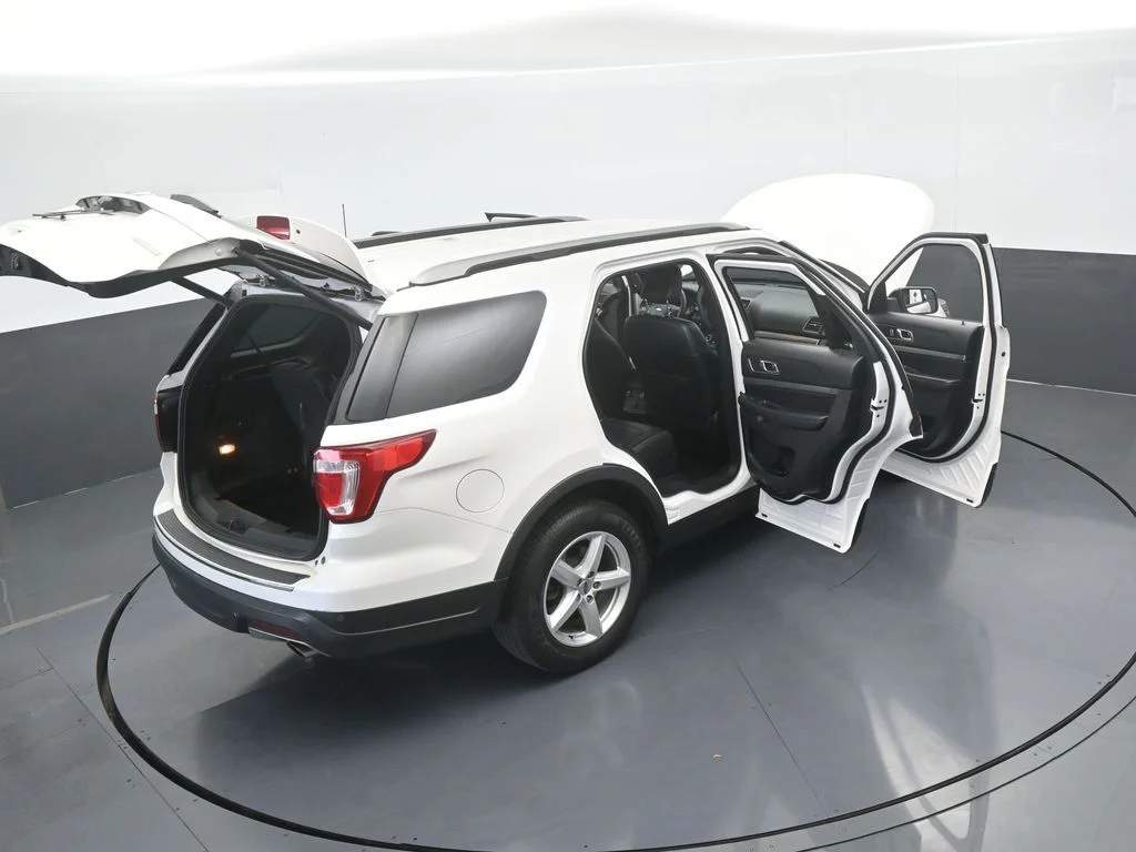 Used 2018 White Platinum Clearcoat Metallic Ford XLT image 70