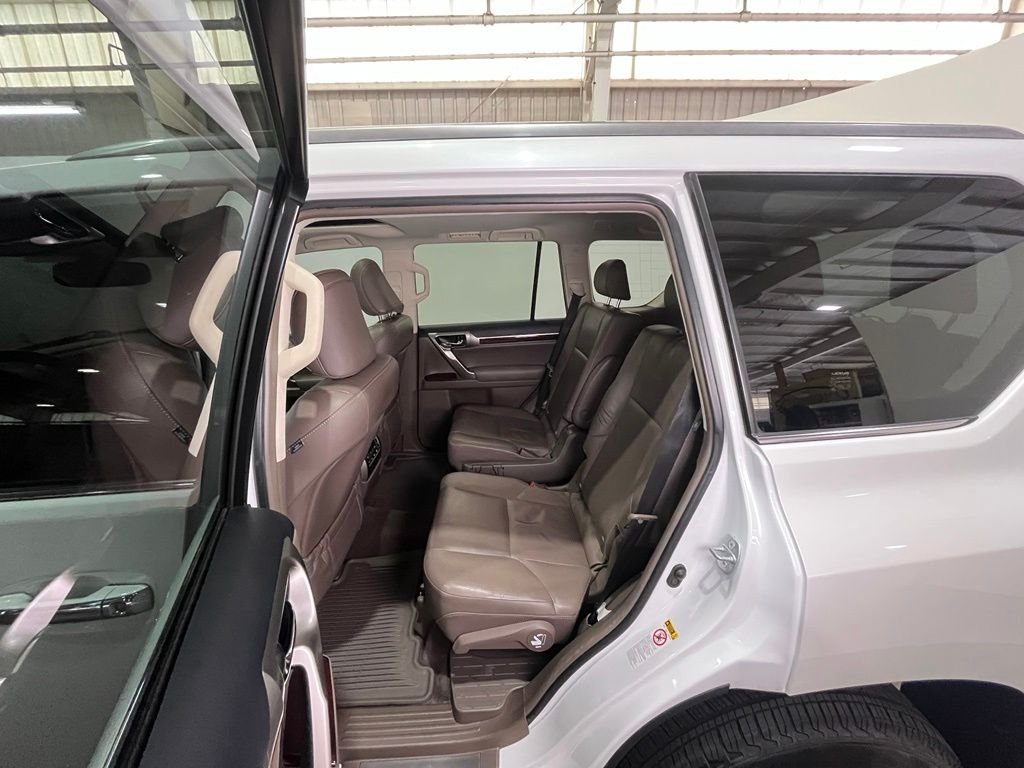 Used 2019 Starfire Pearl Lexus 460 image 18