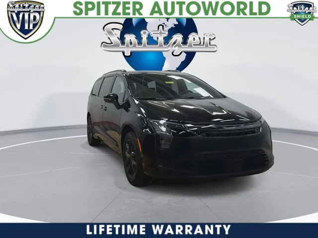 New 2027 Diamond Black Crystal Pearl-Coat Exterior Paint Chrysler Limited image 3