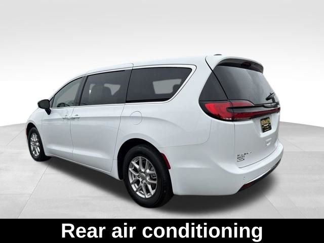 Used 2025 White Chrysler Select image 9