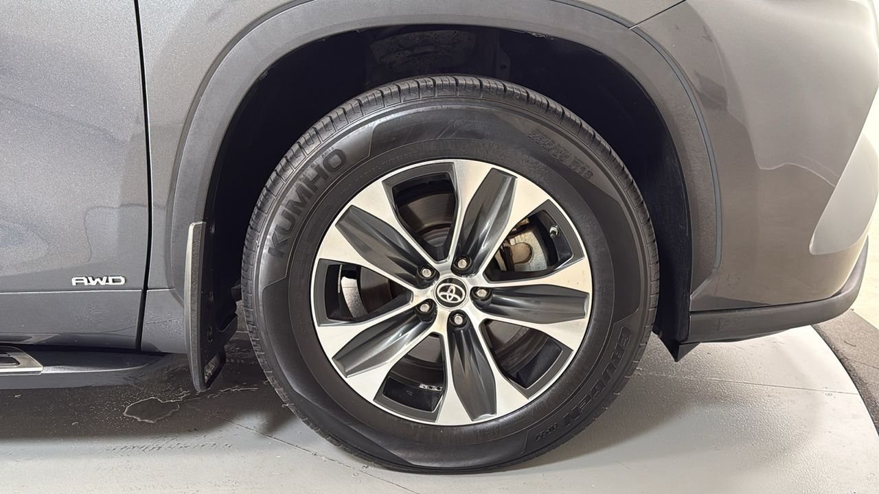 Used 2020 Gray Toyota XLE image 22