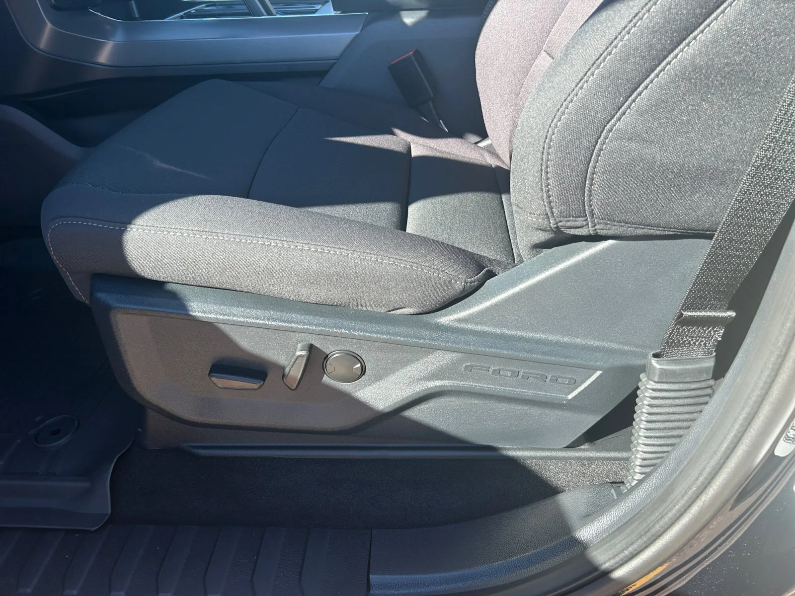 New 2026 Agate Black Metallic Ford XLT image 15