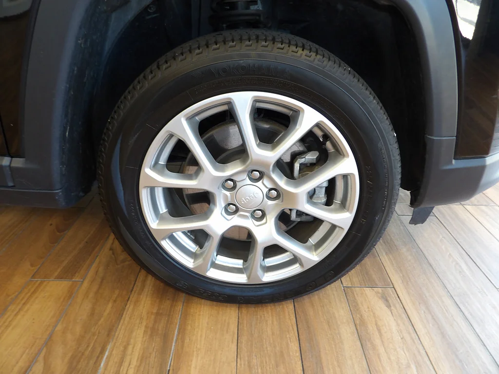 Used 2023 Diamond Black Crystal Pearl Coat Jeep Latitude Lux image 4