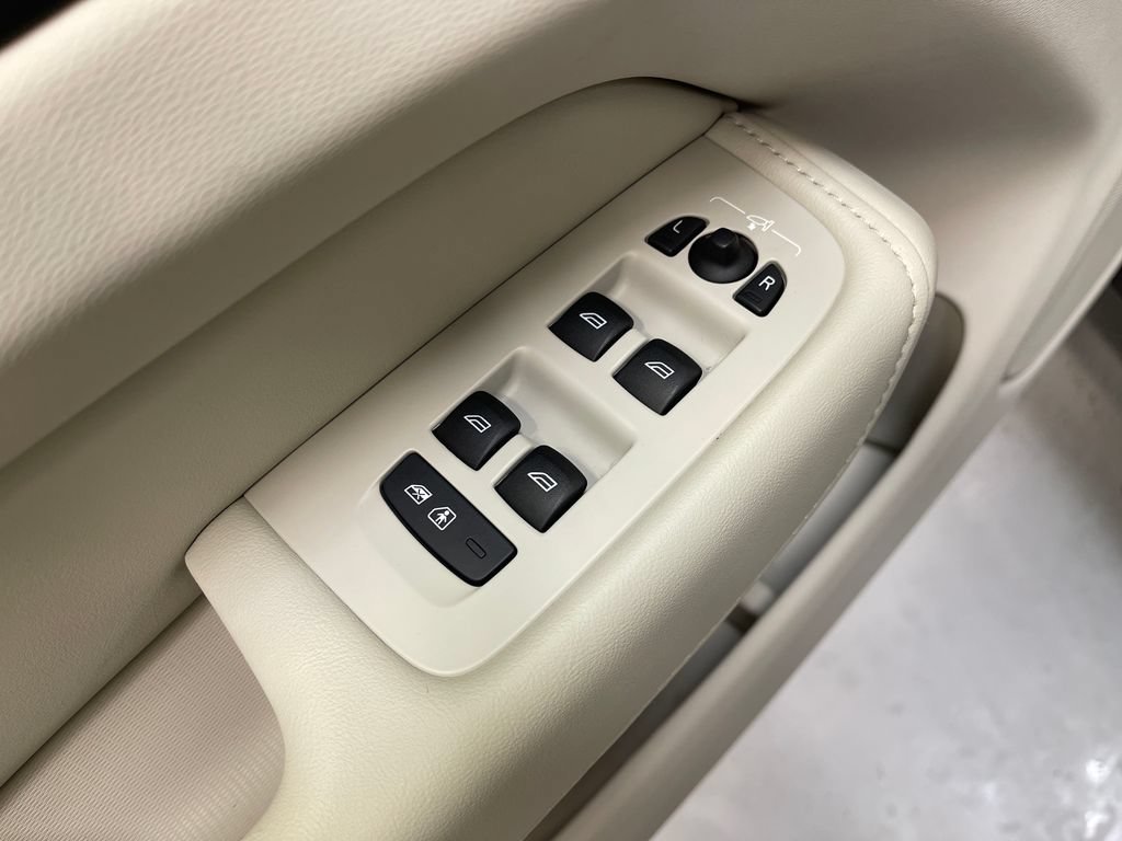 Used 2025 Blue Volvo Plus image 16