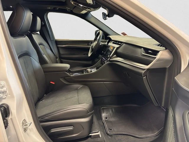 New 2026 White/off-white Jeep Laredo Altitude image 16
