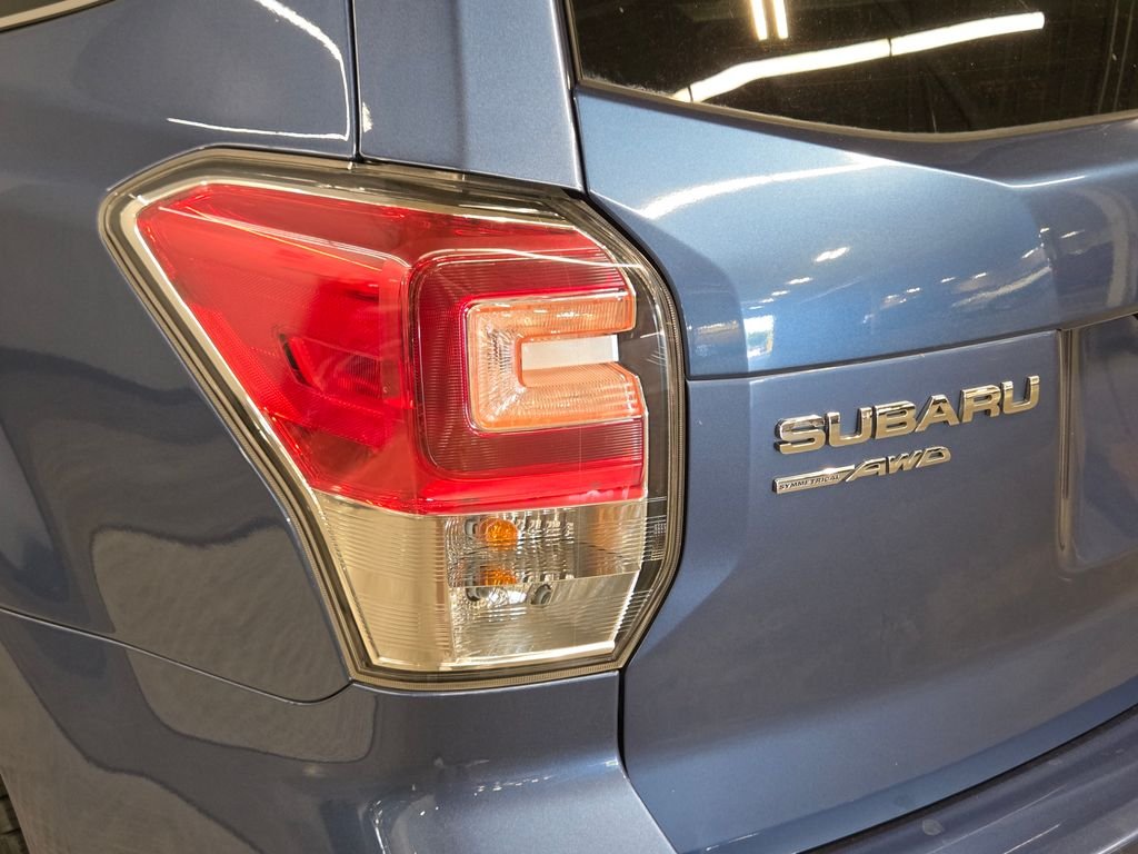 Used 2018 Blue Subaru 2.5i Touring image 16