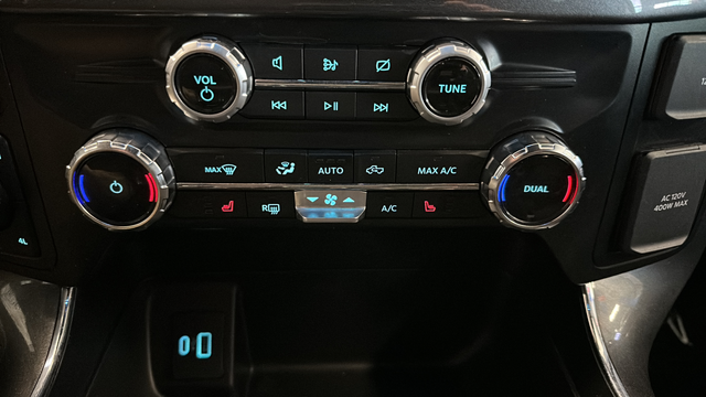 Used 2023 Oxford White Ford XLT image 17