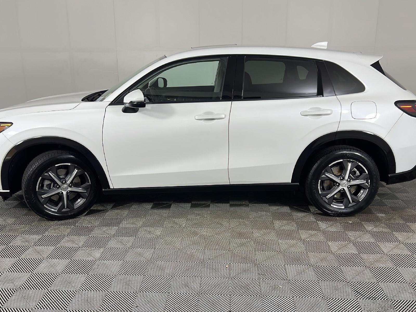 Used 2023 Platinum White Pearl Honda EX-L image 27