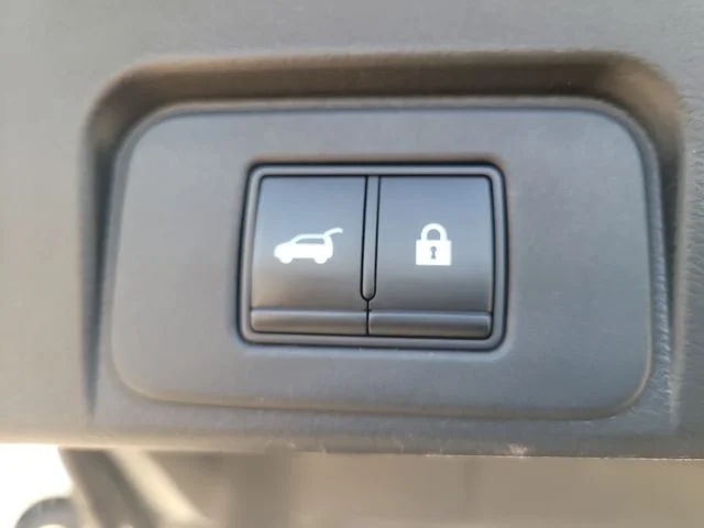 Used 2021 White Nissan SL image 11