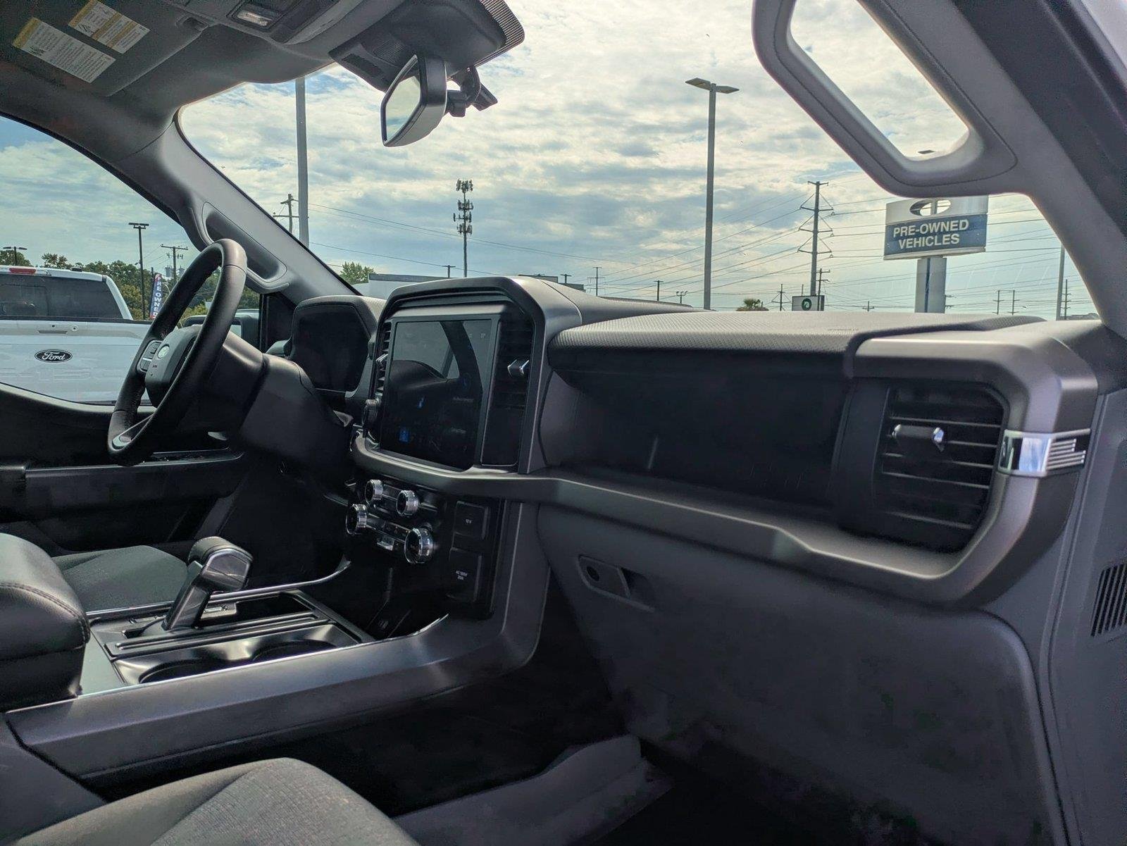 Used 2025 Oxford White Ford XLT image 36