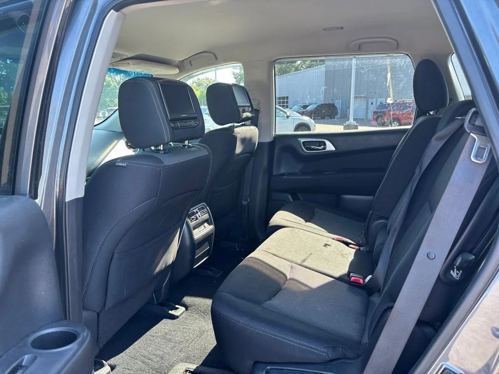 Used 2017 Gray Nissan SV image 7