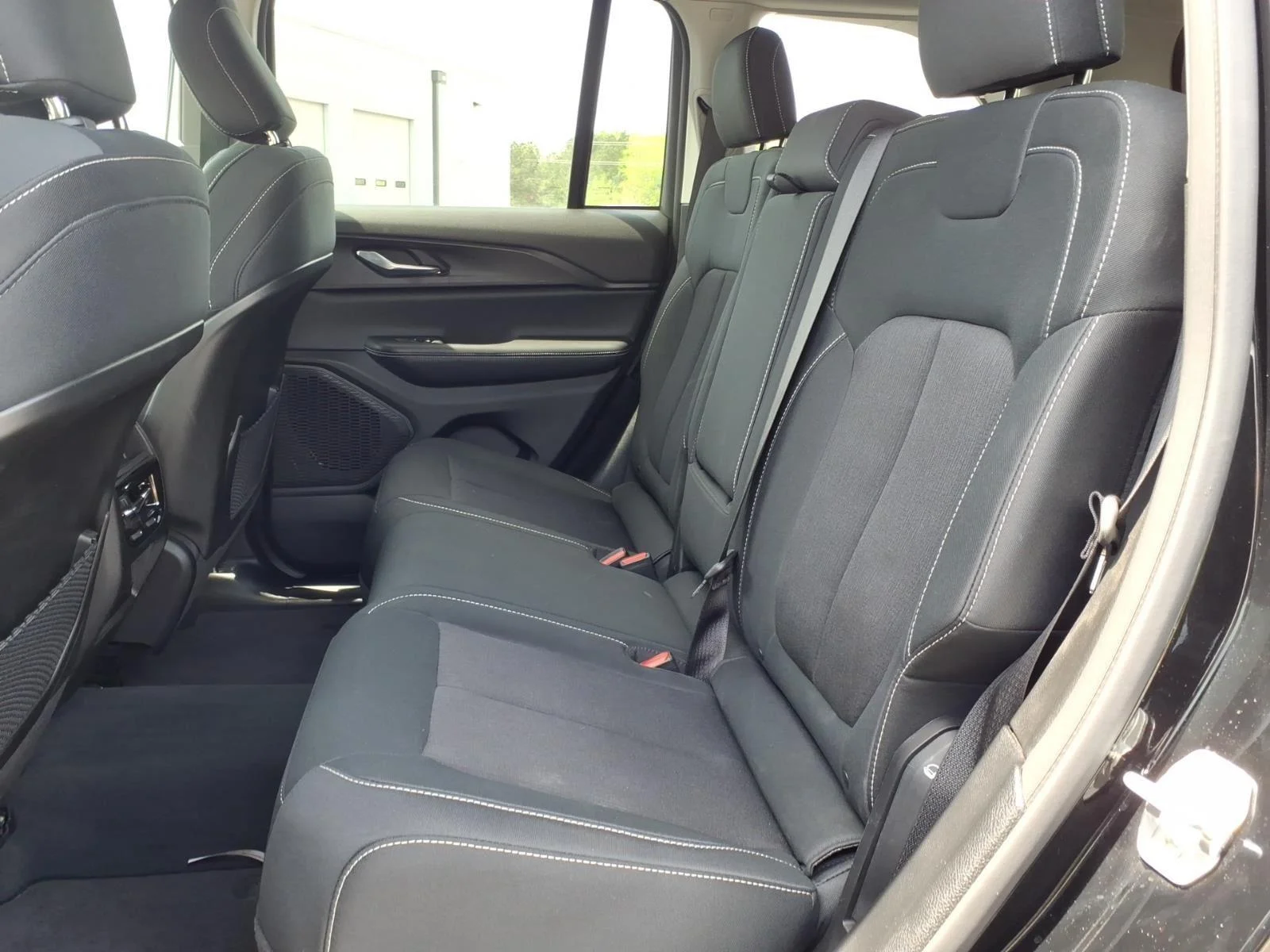 Used 2023 Diamond Black Crystal Pearlcoat Jeep Laredo image 18