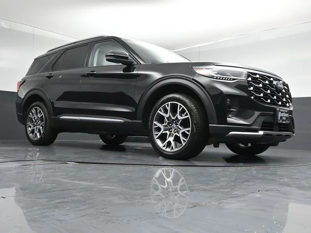 Used 2025 Black Metallic Ford Platinum image 39