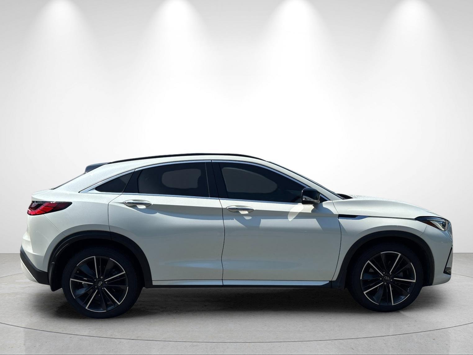 Used 2023 Majestic White INFINITI LUXE image 6