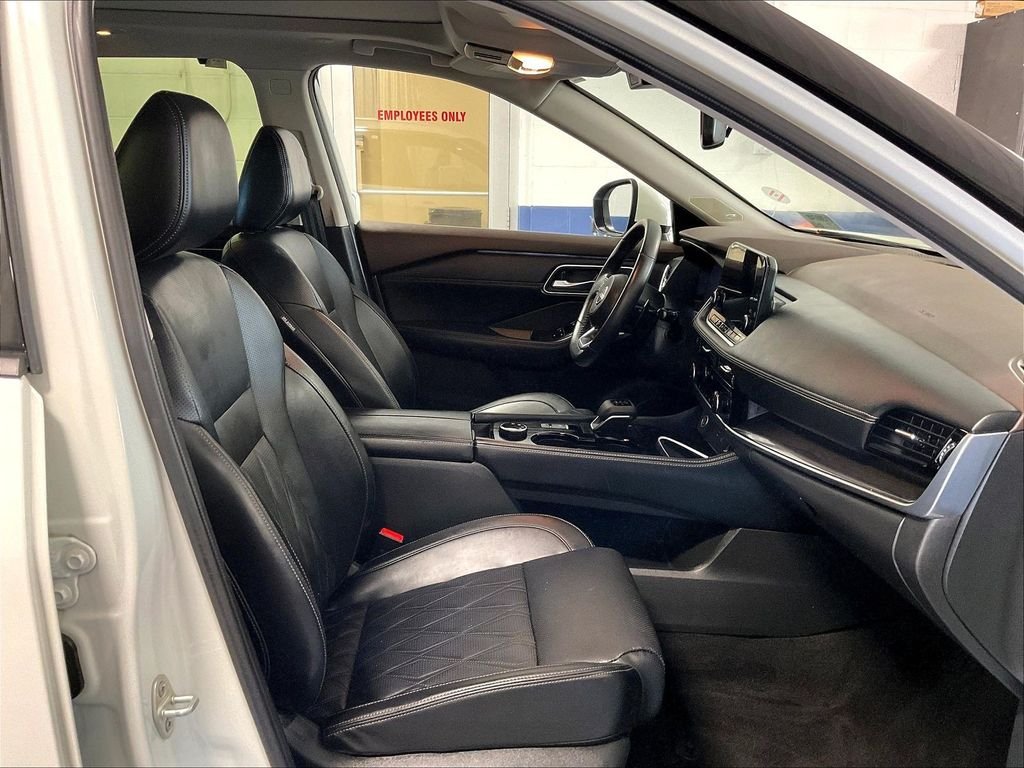 Used 2023 White Nissan Platinum image 11