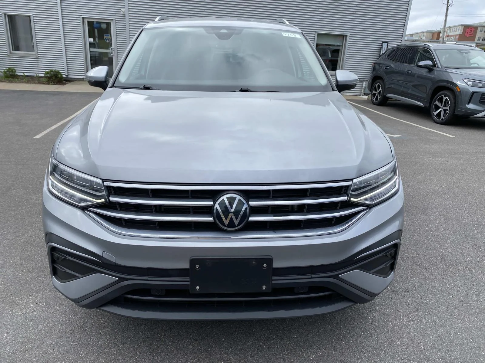 Certified Used 2023 Pyrite Silver Metallic Volkswagen 2.0T SE 4MOTION image 11