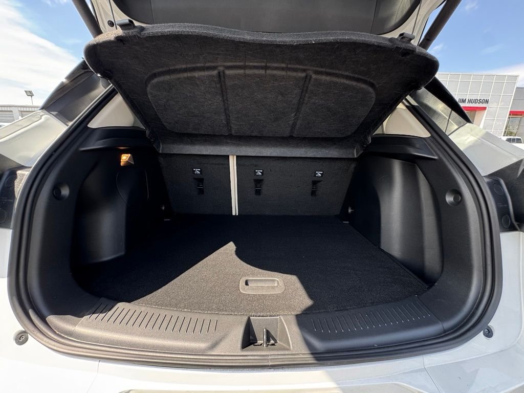 Used 2024 White Buick Avenir image 11