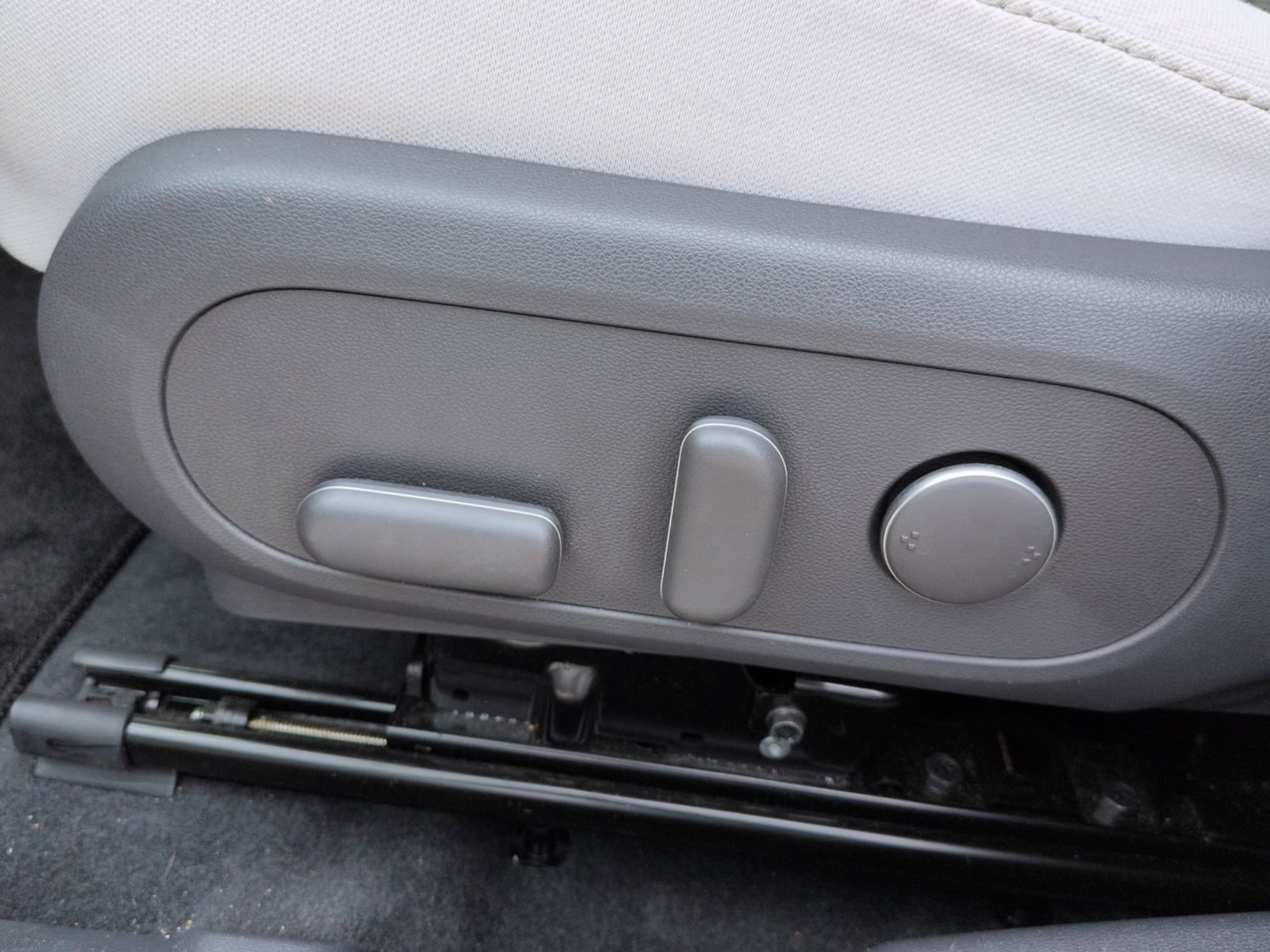 Used 2025 Abyss Black Pearl Hyundai SEL image 17
