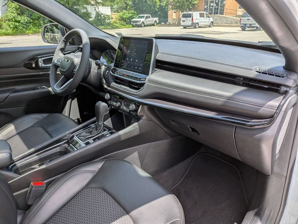 Used 2022 White Jeep Latitude image 26
