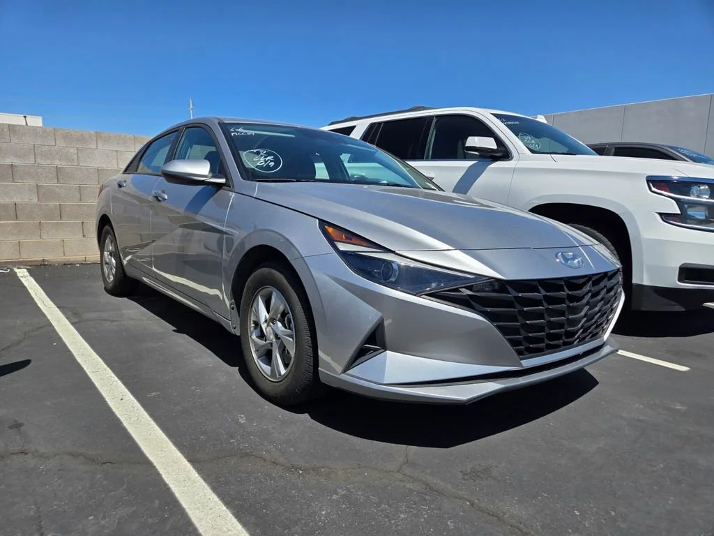 Used 2022 Shimmering Silver Hyundai SE image 1