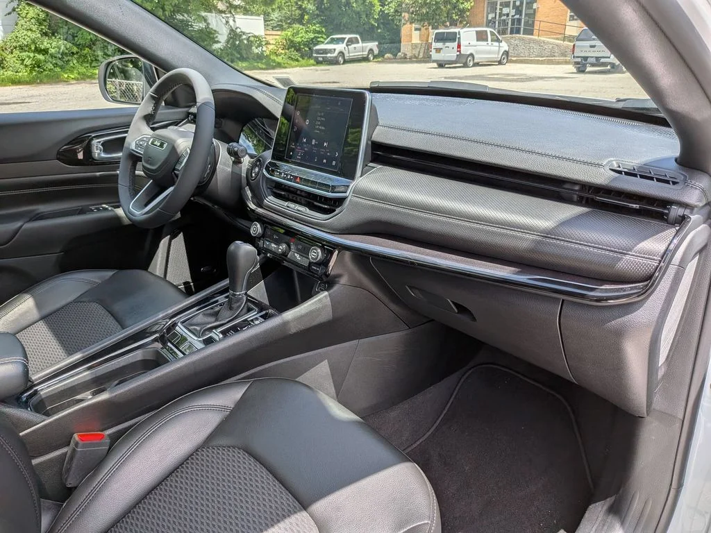 Used 2022 White Jeep Latitude image 26
