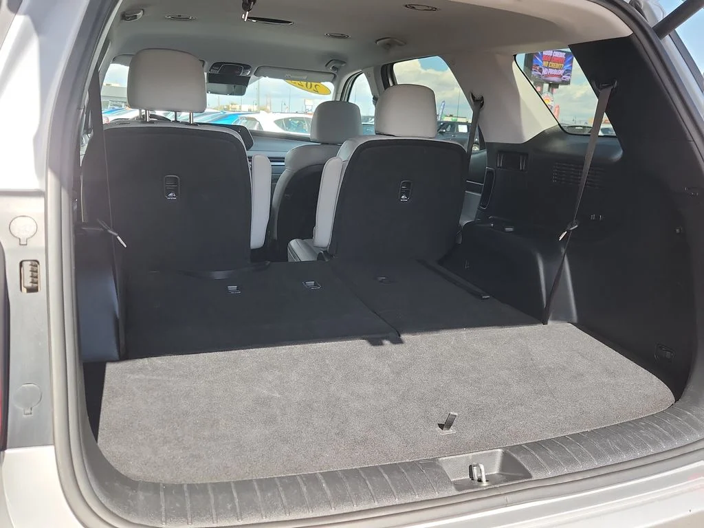 Used 2025 Silver Hyundai SEL image 12