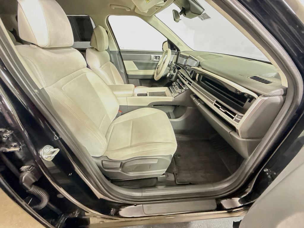 Used 2024 Phantom Black Hyundai SE image 25