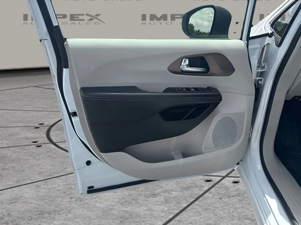 Used 2022 White Chrysler LX image 14