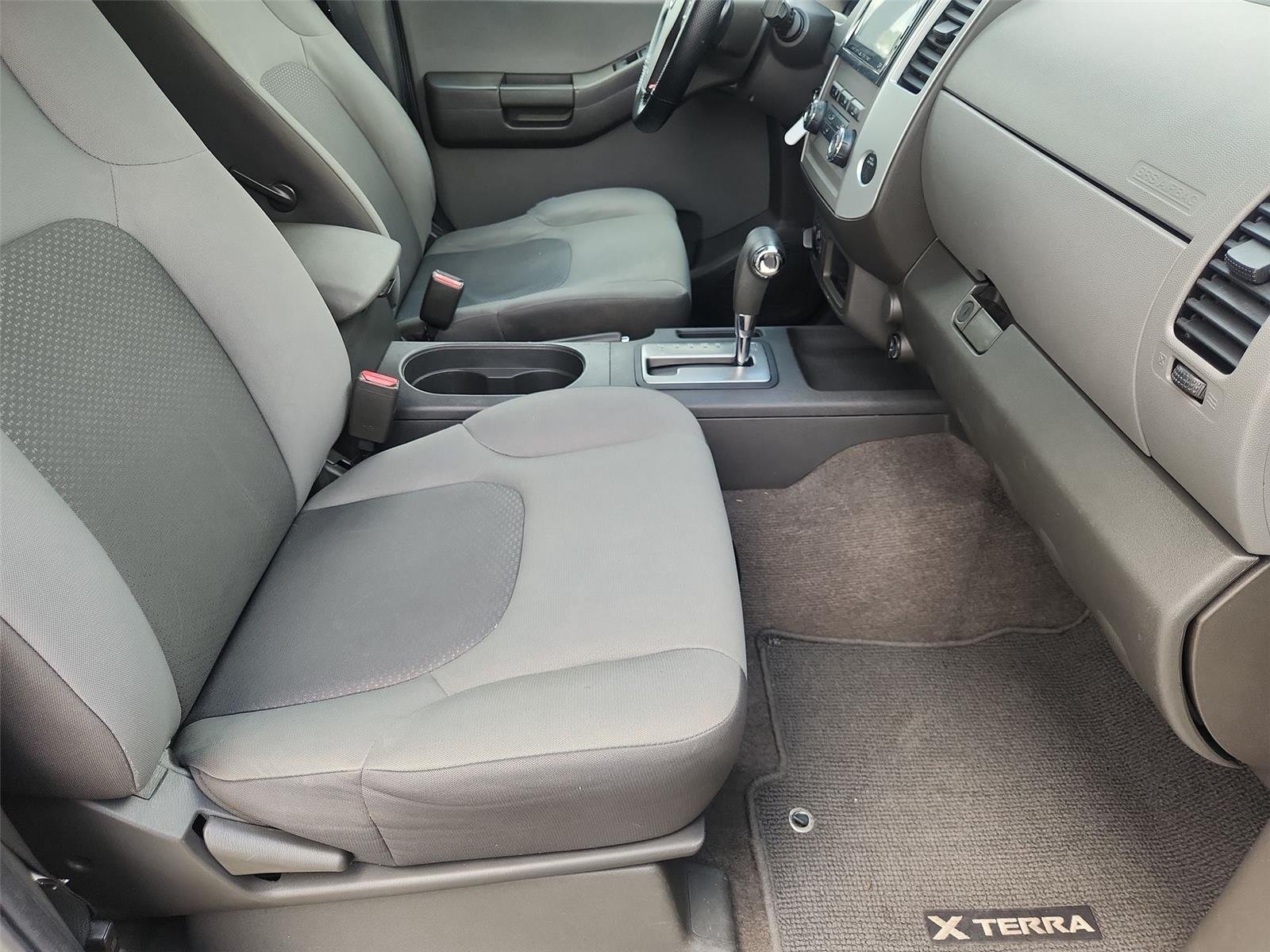 Used 2010 Silver Nissan S image 23