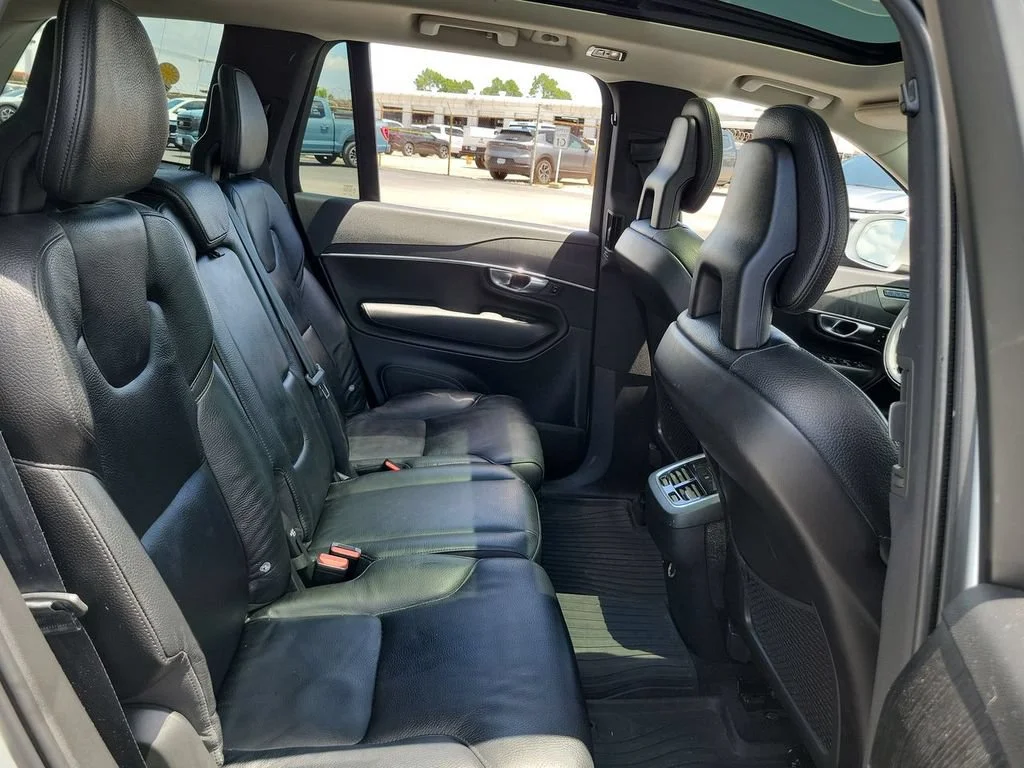 Used 2020 White Volvo T6 Momentum 7 Passenger image 24