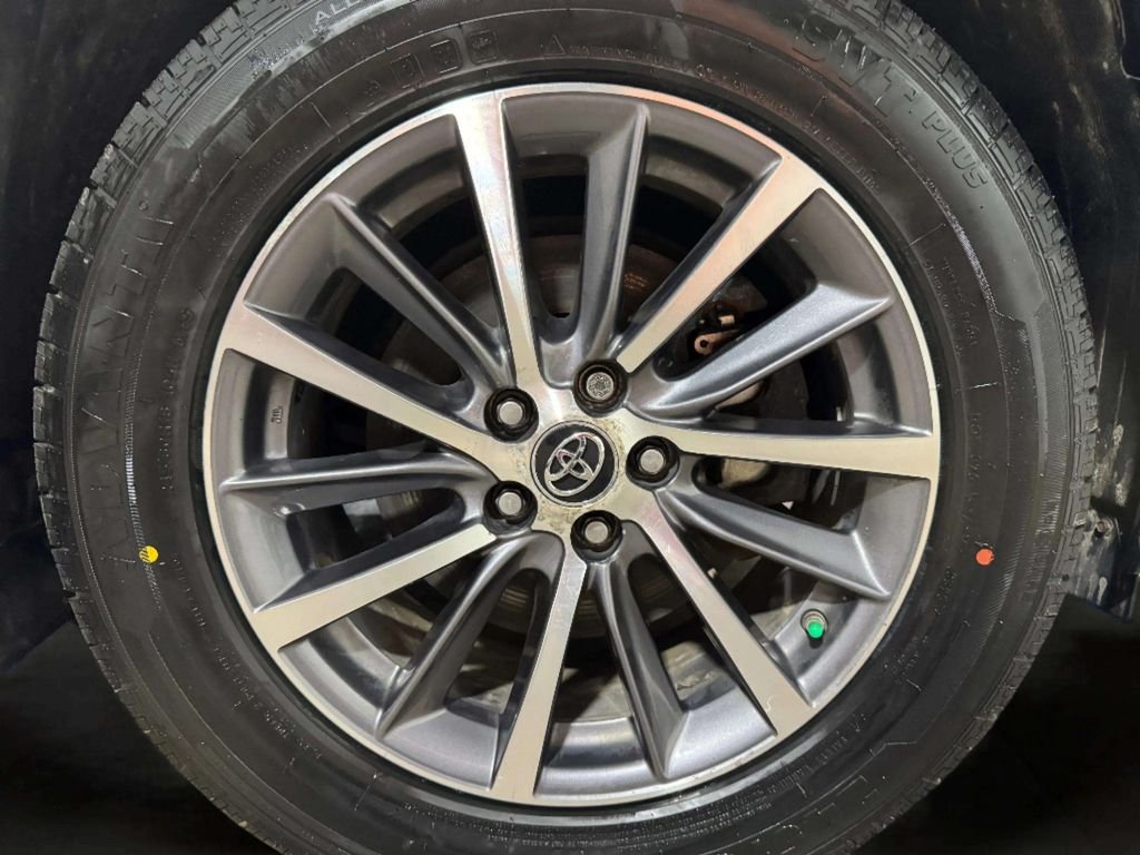 Used 2019 White Toyota XLE image 34