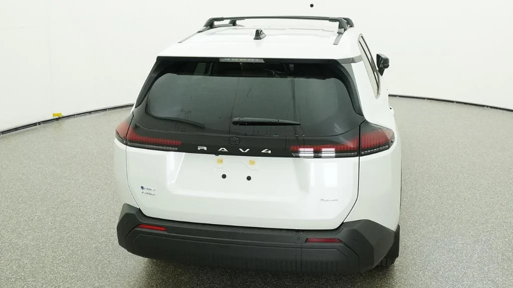 New 2026 Wind Chill Pearl Toyota XLE Premium image 4