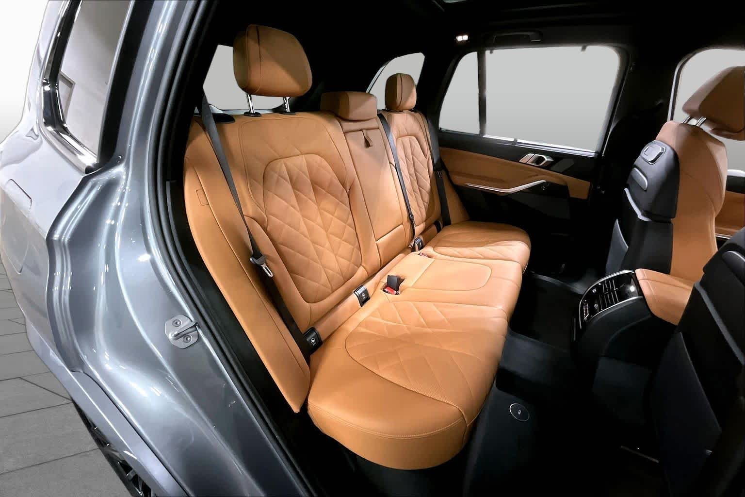 Used 2025 Skyscraper Grey Metallic BMW M60i image 36