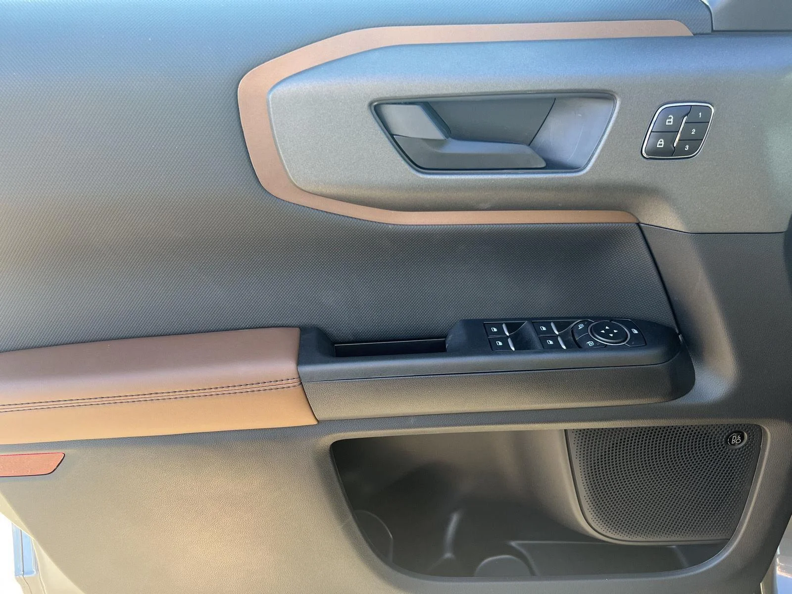 Used 2025 CARBONIZED GRAY METALLIC Ford Outer Banks image 8