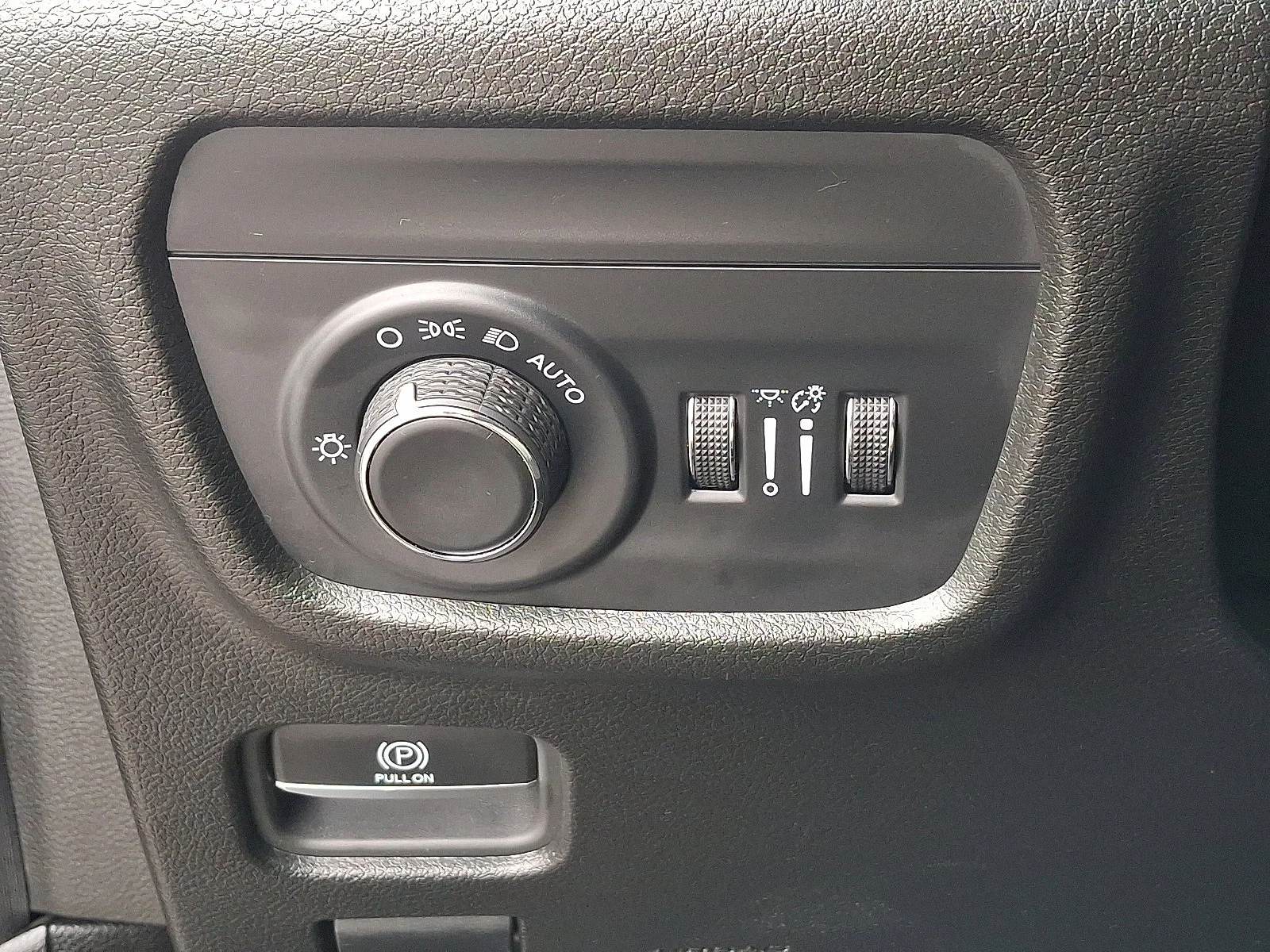 Used 2023 Diamond Black Crystal Pearlcoat Jeep Altitude image 25
