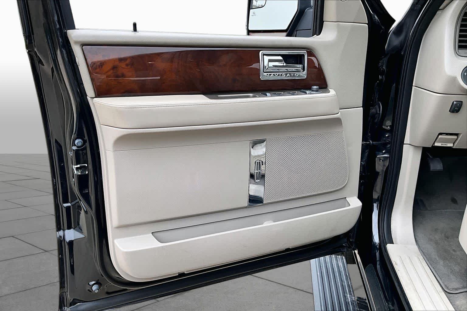 Used 2014 Tuxedo Black Metallic Lincoln  image 24