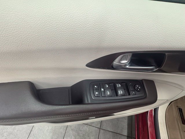 Used 2017 Red Chrysler Touring L image 16