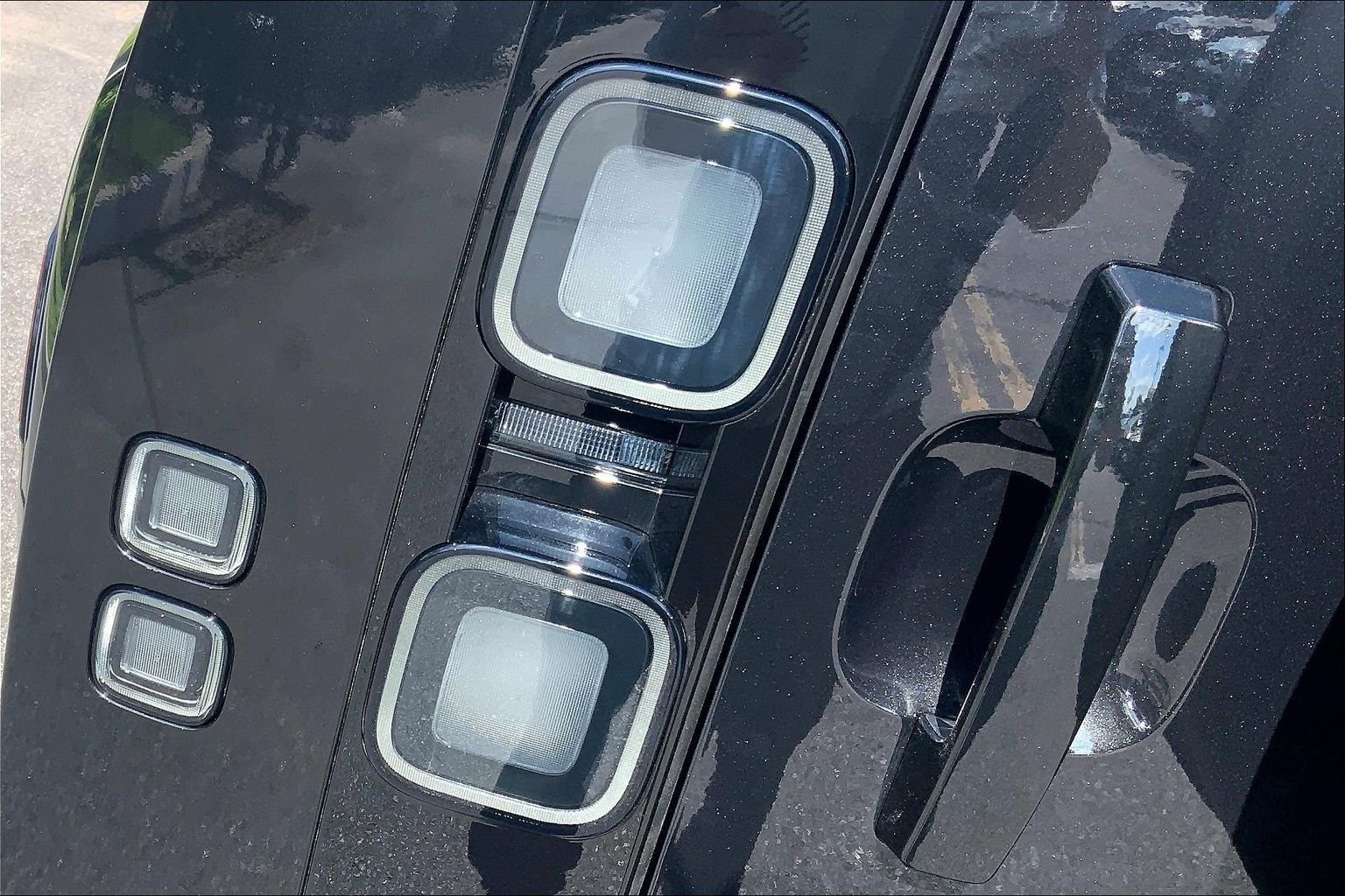 New 2026 Santorini Black LAND ROVER X-Dynamic SE image 14
