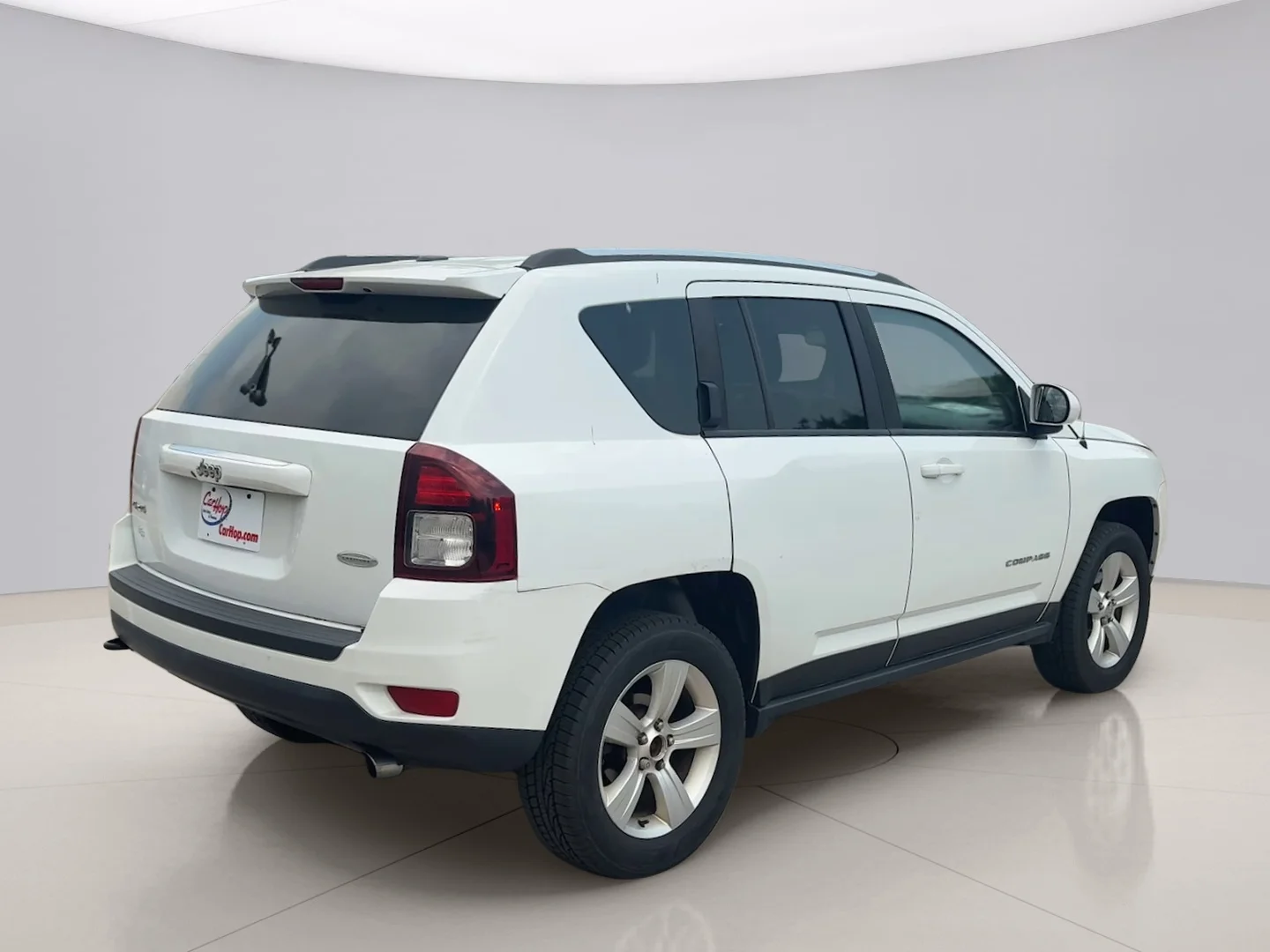 Used 2015 White Jeep LATITUDE image 5