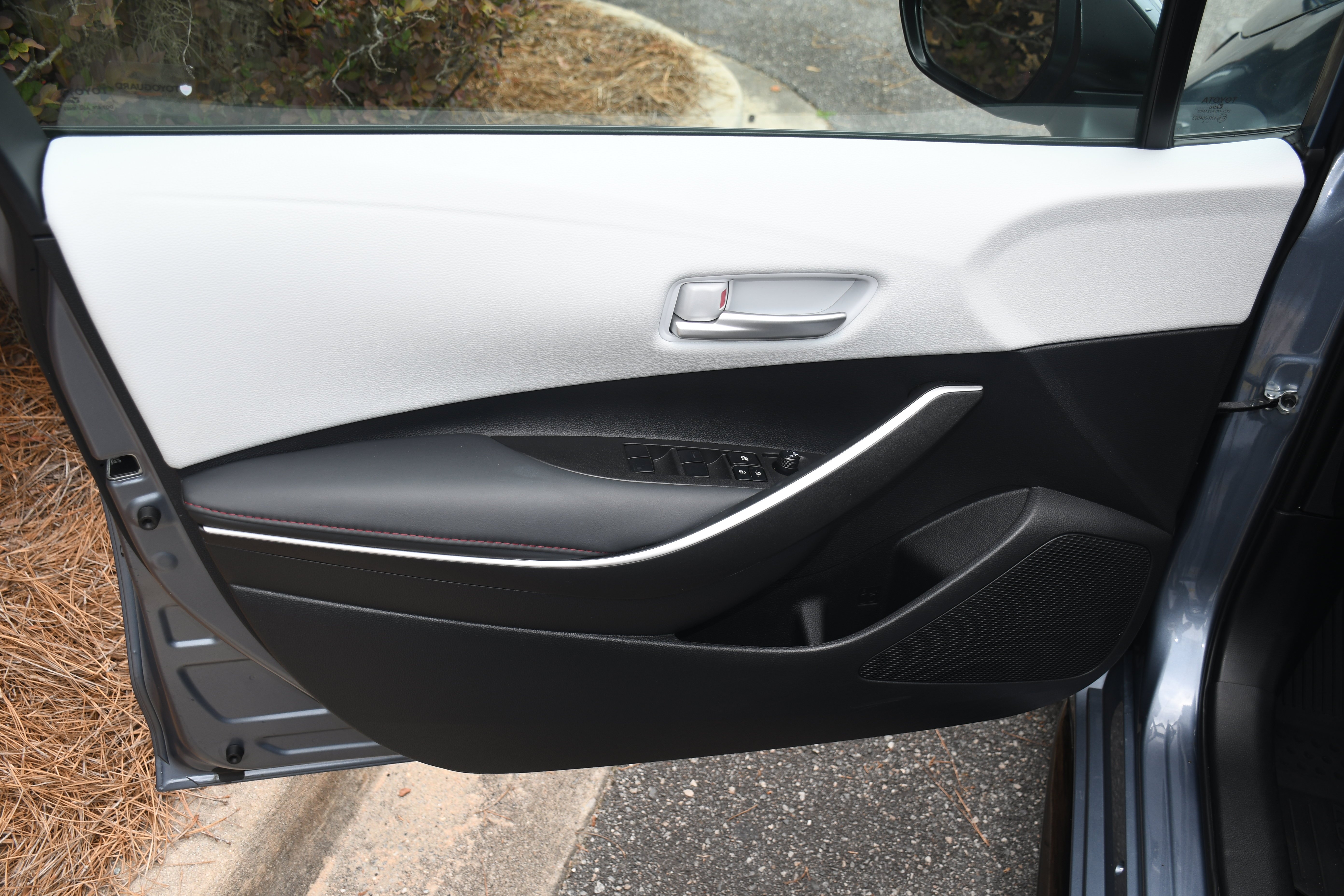 Used 2025  Toyota SE image 8