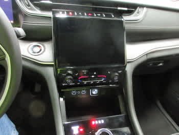 Used 2023 Diamond Black Crystal Pearlcoat Jeep Limited image 5